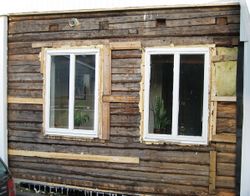 Kledningen er tatt av og tømmerveggen mot Sagdalsveien frilagt 2010.