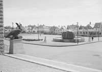 Rådhusplassen, sett fra rådhuset. Foto: Mittet & Co/Nasjonalbiblioteket (1951).