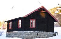 Heggtveit under gnr. 91/1 Skræi nordre. Stovebygningen er flytta til Haugland i Hauggrend slik biletet syner. Fotograf: Olav Momrak-Haugan. Usikkert årstal.