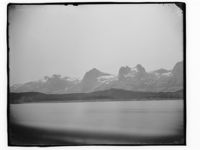 25. Havet med noen fjelltopper i bakgrunn - NB MS G4 0660.jpg