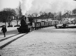Havnebanen forbi Oslo rådhus var lenge til hinder for bil- og busstrafikken. Foto: Oslo Museum (1935).