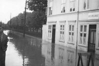 Thor Brynsgate med auksjonsforretningen til Olav Edlund til høyre (Torggata 18)