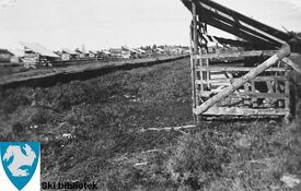 Torvstrøhytter på Hebekkmåsan i 1940-åra. Foto: Ski lokalhistoriske arkiv (1940).