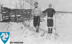 Skitur på Hebekkmåsan med en torvstrøhytte bak. Foto: Ski lokalhistoriske arkiv (1947).