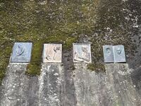 Ved veien opp til Heddal bygdetun passerer man en fjellvegg med relieffer av kjente folk fra Heddal: Fra høyre: Olav Fyrileiv (utført av Evol Fyrileiv), Ingebjørg Mælandsmo (utført av Ingrid Lene Langedok), Anne Bamle (utført av Kari Buen) og Olav Kaste (utført av Hilde Mæhlum). Foto: Siri Iversen (2025).