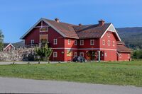 Driftsbygningen fra 1997, som blant annet benyttes som kirkebygg når stavkirken holder stengt om vinteren. Foto: Leif-Harald Ruud (2023).