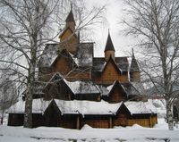 Stavkyrkja i vinterskrud. Foto: Rebekka Mordt Hosar (2013).