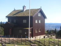 Frognerseterveien ender nær Heftyevillaen på Frognerseteren. Huset har adresse til Holmenkollveien 201. Foto: Stig Rune Pedersen