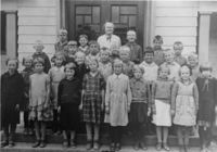 Heggedal skole ca 1934. Klikk på bildet for å se navn.
