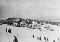 Slik var Heggen i 1920-åra. Vi ser den staselige Nummedalgården og tuberkulosehjemmet i bakgrunnen. Foto: Sør-Troms museum