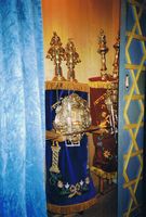 Inni står torárullane — her i synagogen i Trondheim. Foto: Olve Utne (1995).