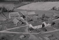Heksum nordre ("Larsstuen") gnr. 88/1 Foto: Widerøe Flyveselskap (1951).
