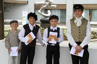 Glade gutter delte ut invitasjoner til fest