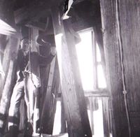 Helge i klokketårnet i Nordli-kirka. En av arbeidsoppgavene til kirketjeneren var å ringe med kirkeklokkene.