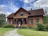 Helgheimsstova var skulehus og lærarbustad, bygt 1875 i Sogndal. Sogndal folkehøgskule. Står på De Heibergske Samlinger. Foto:Siri Iversen, 2024.