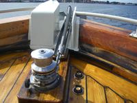 Anker / fortøynings spel plasert på oppbygd dekk i baugen.