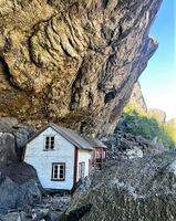 Helleren fotografert sommeren 2021. Foto: Elin Olsen