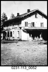 Fil:Hellerud gård sett fra sør. Antagelig tidligere enn 1950.