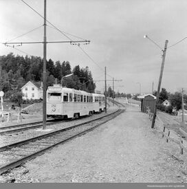 Hellerud holdeplass for trikken. Foto: Arbeiderbevegelsens arkiv og bibliotek (juli 1964).