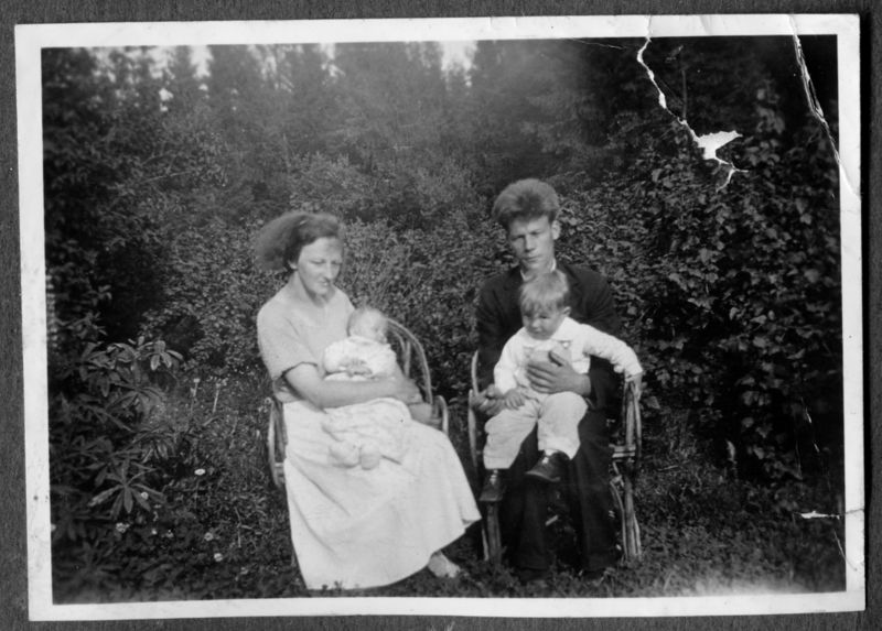 Fil:Helmine-Astrid-Paul-Sverre-Paulsberg-sommer-1938.jpg