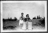 Familiebilde med Helmine, Astrid, Sverre, Solveig, Inger og Paul Paulsberg. Foto: Ukjent, ca 1947