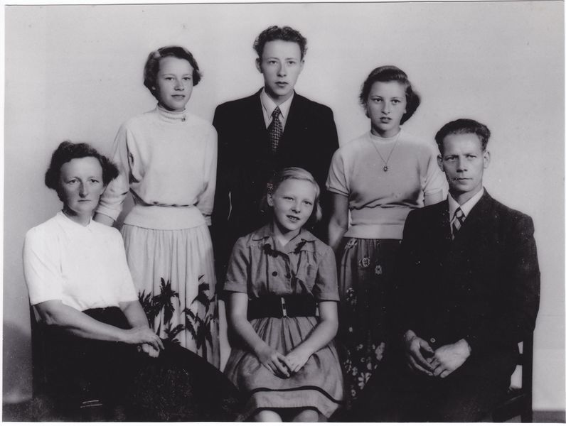 Fil:Helmine Astrid Sverre Solveig Inger Paul Paulsberg 1954.jpg