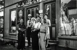 Familien Helvig foran sin forretningsgård i Jernbanegata 22.