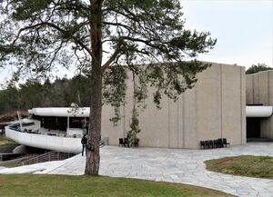 Henie Onstad Kunstsenter eksteriør våren 2023.JPG