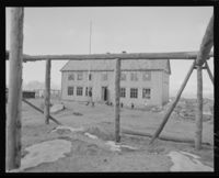 257. Henningsvær, skolehuset - no-nb digifoto 20151126 00033 NB MIT FNR 09868.jpg