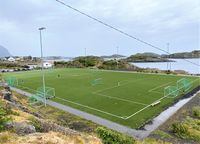 Henningsvær stadion har en vakker plassering ut mot havet. Foto: Lars Egil Sørsdal