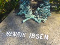 Nærbilde, Henrik Ibsens gravminne. Foto: Stig Rune Pedersen (2012).