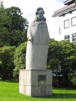 Nils Aas' statue av Henrik Ibsen ved Den Nationale Scene i Bergen (1981). Foto: Stig Rune Pedersen (2015)