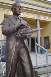 Statue av Henrik Sørensen (1882–1962) reist i 2013. Gitt i gave til byen fra Skedsmo Kunstforening. Foto Nils Steinar Våge.