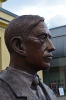 55. Henrik Sørensen statue2.JPG