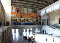 Rådhushallen, sett sørover, med Henrik Sørensens utsmykning «Arbeid, administrasjon, fest». Foto: Bair175 (2013).