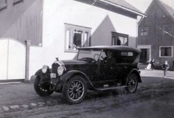 Henrik Thorsen i sin nye bil Foto: Ukjent. Fra Runar Hansens fotosamling