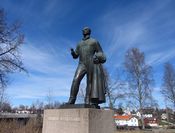 Wergeland-statuen ved Eidsvollsbygningen, utført av Ottar Espeland, ble avduket i 1962. Foto: Stig Rune Pedersen