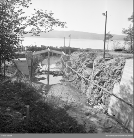 Fra byggingen av brua til Fjordgata. Frierfjorden i bakgrunnen. Foto: Norsk Industriarbeidermuseum (1954).