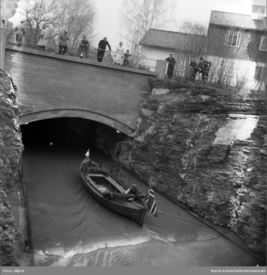 Småbåt på vei inn i tunnelen. Foto: Norsk Industriarbeidermuseum (1954).