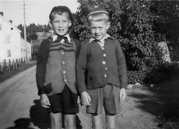 Herman Jørgensen og Ola M. Johnsen klar for skolen.jpg