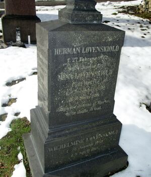 Herman Løvenskiold (1822-1910) familiegravminne.jpg