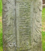 Norges første riksantikvar Schirmer med tittelen på høykant på baksiden av gravminnet, Gamle Aker kirkegård.