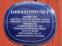 37. Herredshuset i Jessheim blå plakett.jpg