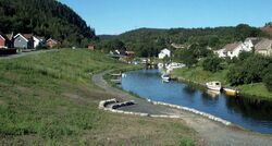 Herreelva gjennom Herre, med ras- og erosjonssikring. Foto: Harald Sakshaug/NVE (2001).