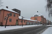 Hele fasaden mot Jens Bjelkes gate. Vaktmester/rektorboligen til venstre. Foto: Chris Nyborg (2013).
