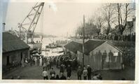 Stenbocken heves opp fra Glomma 10. november 1932. Foto: Fredrikstad museum.