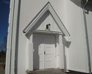 Hillestad kirke Holmestrand 2013 inngangsparti.jpg