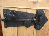 Dørlåsen på den nye stavkirka.