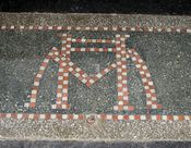 Mosaikk i gulv med bokstavene "H" og "M", Historisk museum. Foto: Stig Rune Pedersen