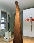 Motiv fra utstillingen "Vikingr", som åpnet på Historisk museum i 2019. Her ses en runestein fra Nordre Dynna i Oppland. Foto: Stig Rune Pedersen